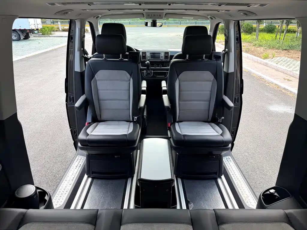 Volkswagen Multivan 2017 — фото 18