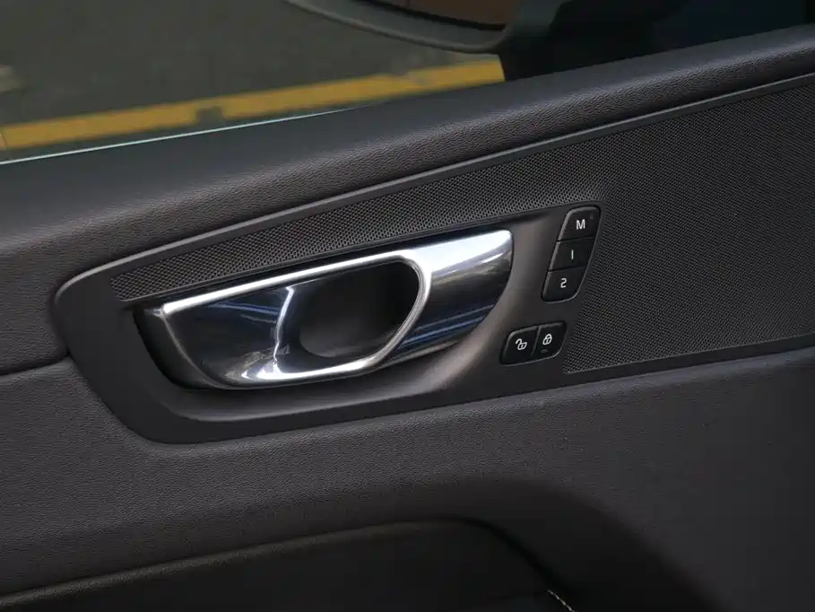 Volvo XC60 2018 — фото 36