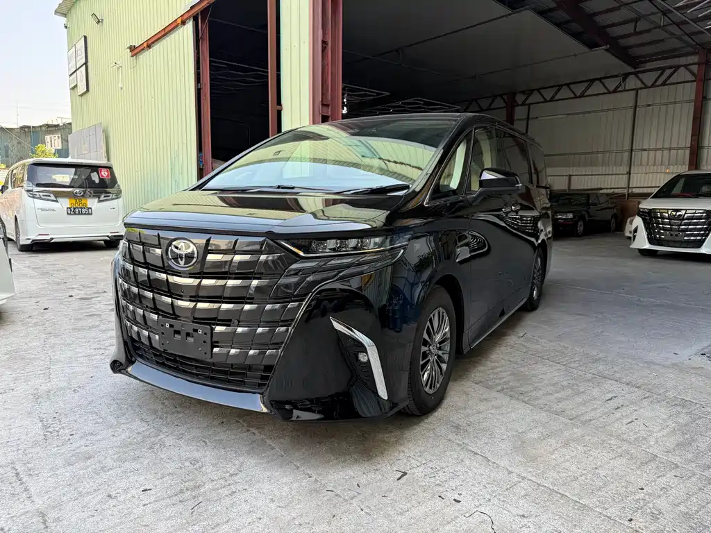 Toyota Alphard — фото 1