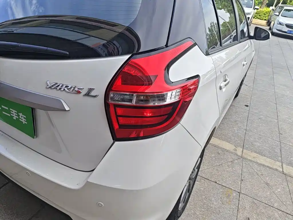 Toyota Yaris L 2022 — фото 8