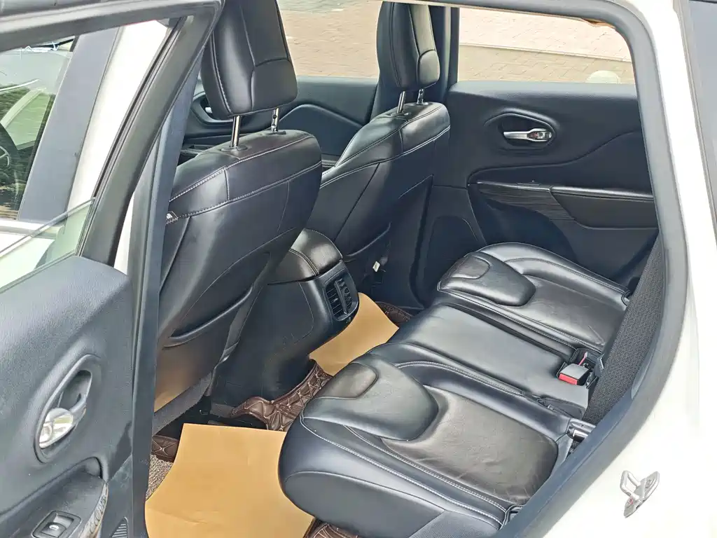 Jeep Cherokee 2016 — фото 10