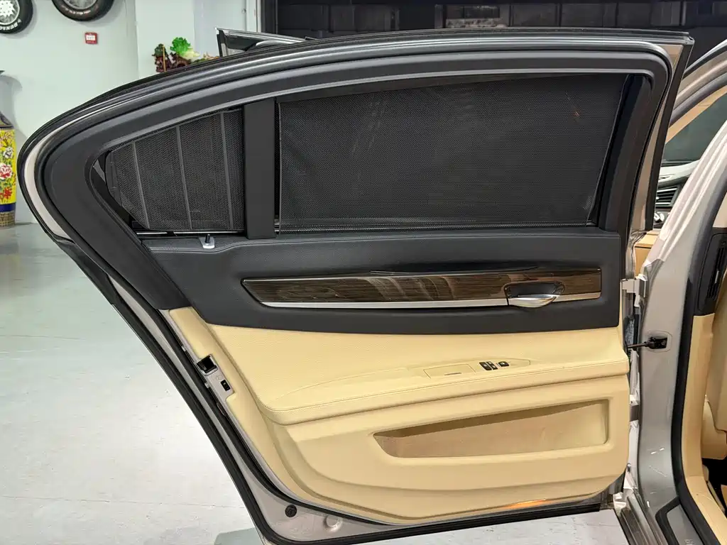 BMW 7 Series 2012 — фото 13