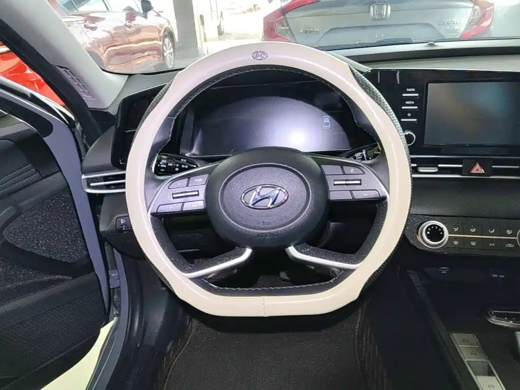 Hyundai Elantra 2023 — фото 11