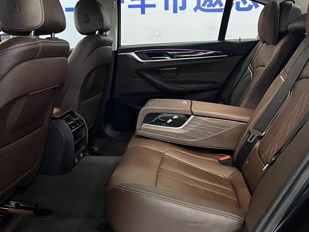BMW 5 Series 2017 — фото 11