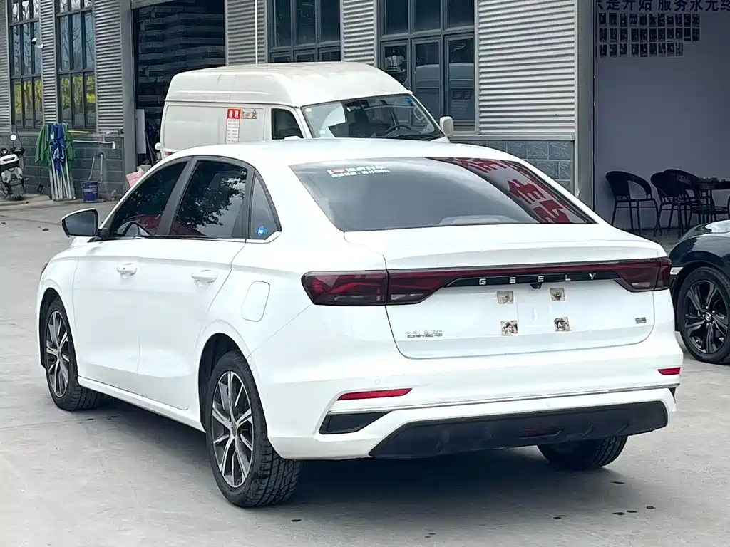 Geely Emgrand 2021
