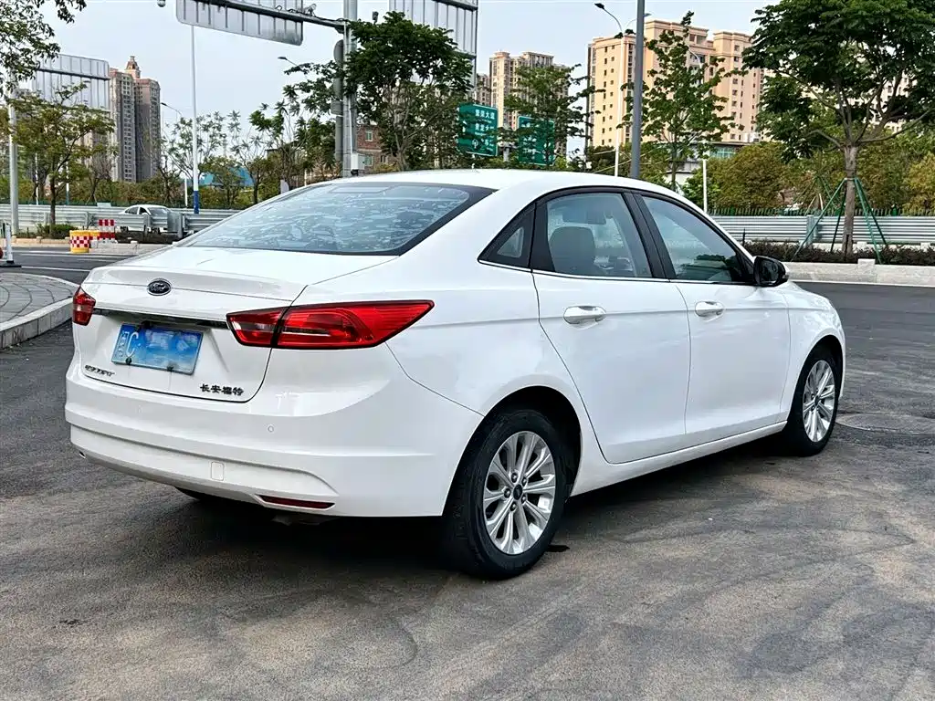 Ford Escort 2015 — фото 4