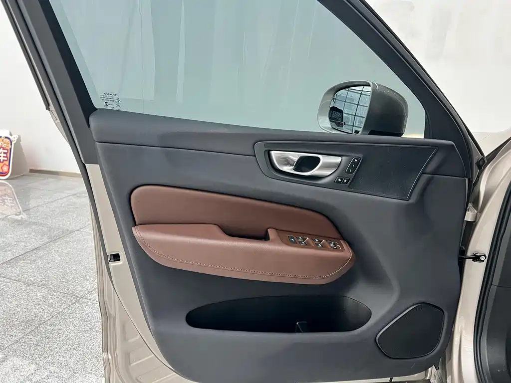 Volvo XC60 2023 — фото 18