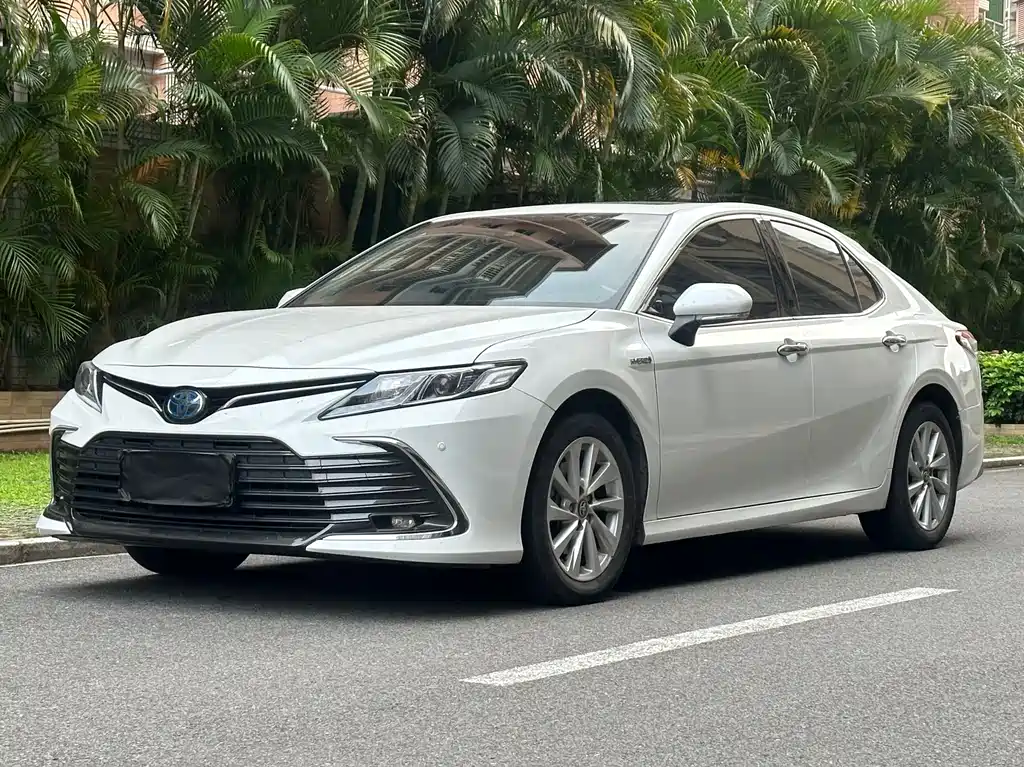 Toyota Camry 2021 — фото 1