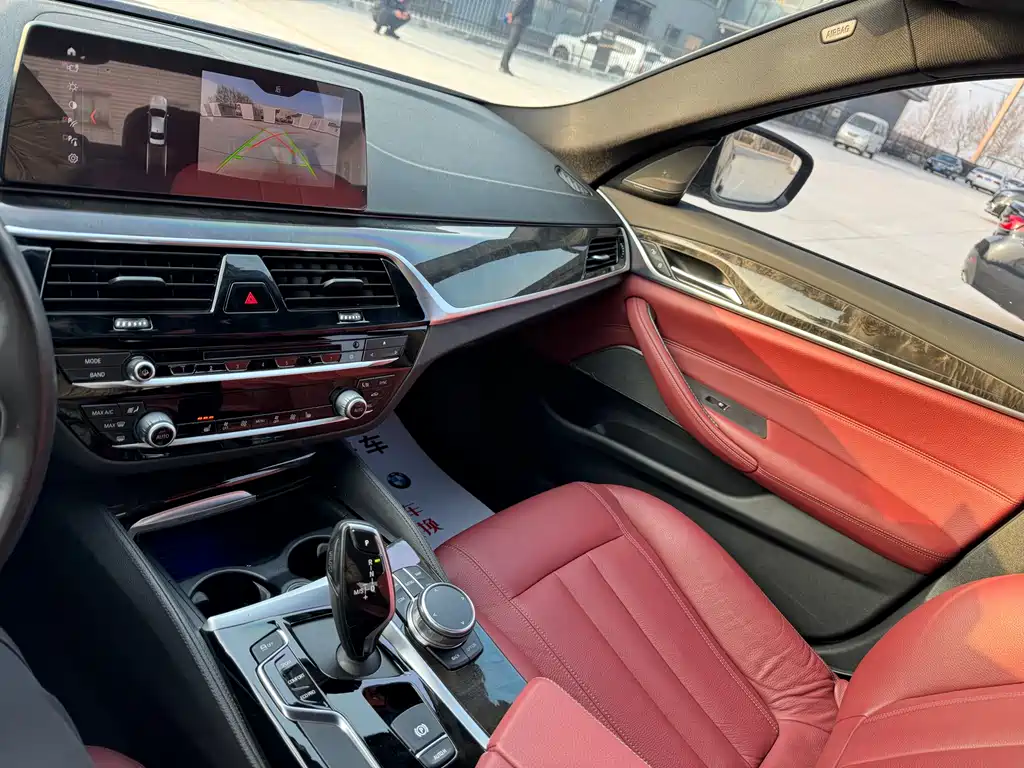 BMW 5 Series 2018 — фото 19