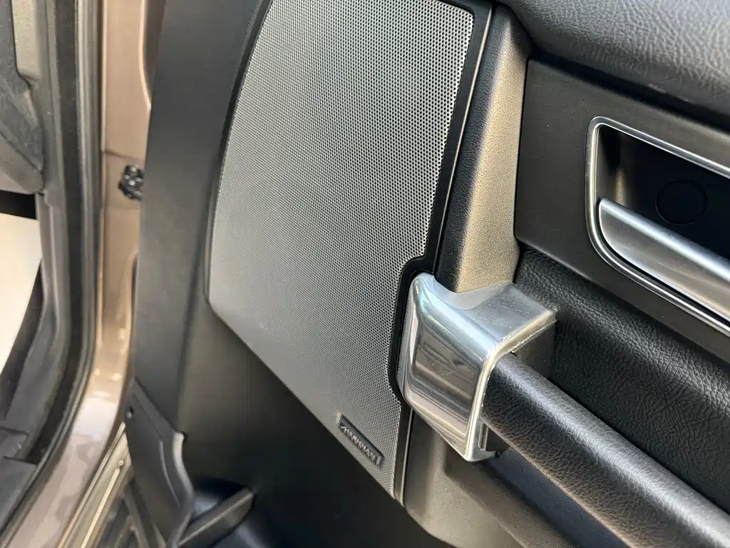 Land Rover Discovery 2015 — фото 14