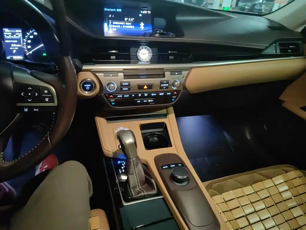 Lexus ES 2016 — фото 14