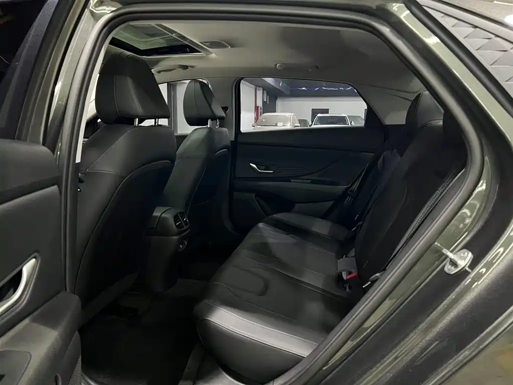 Hyundai Elantra 2025 — фото 10