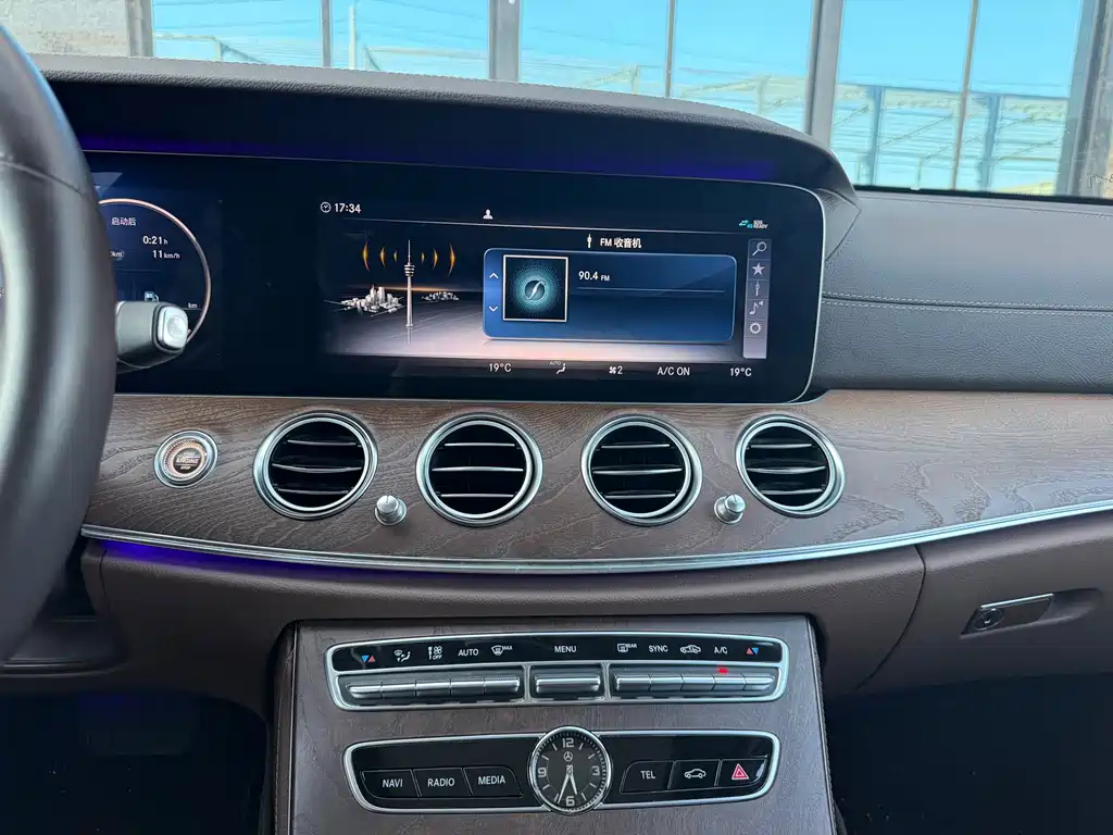 Mercedes-Benz E-Class 2019 — фото 13