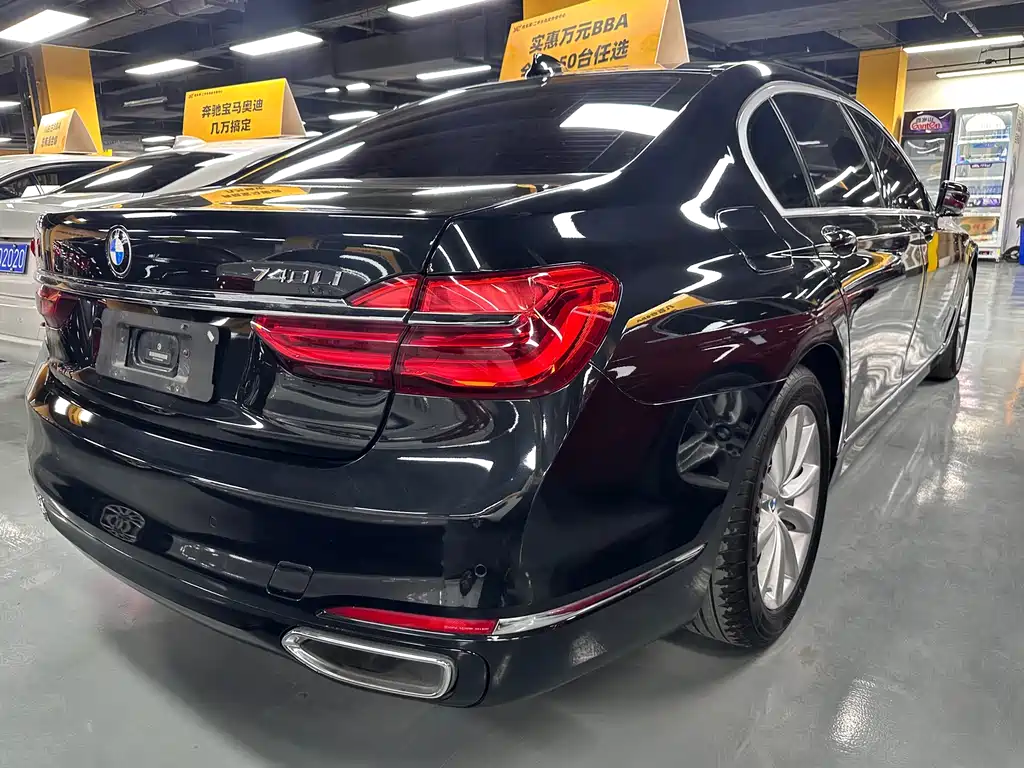 BMW 7 Series 2017 — фото 12