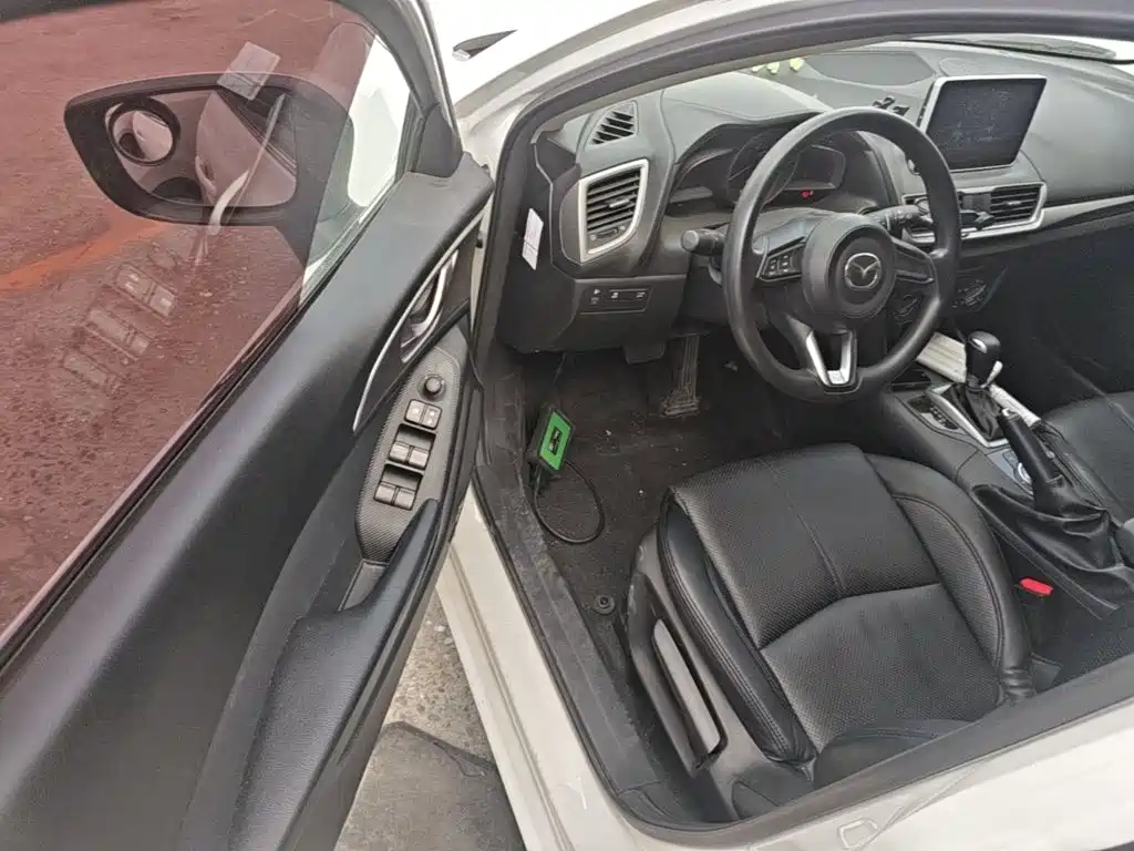 Mazda 3 Axela 2018 — фото 16