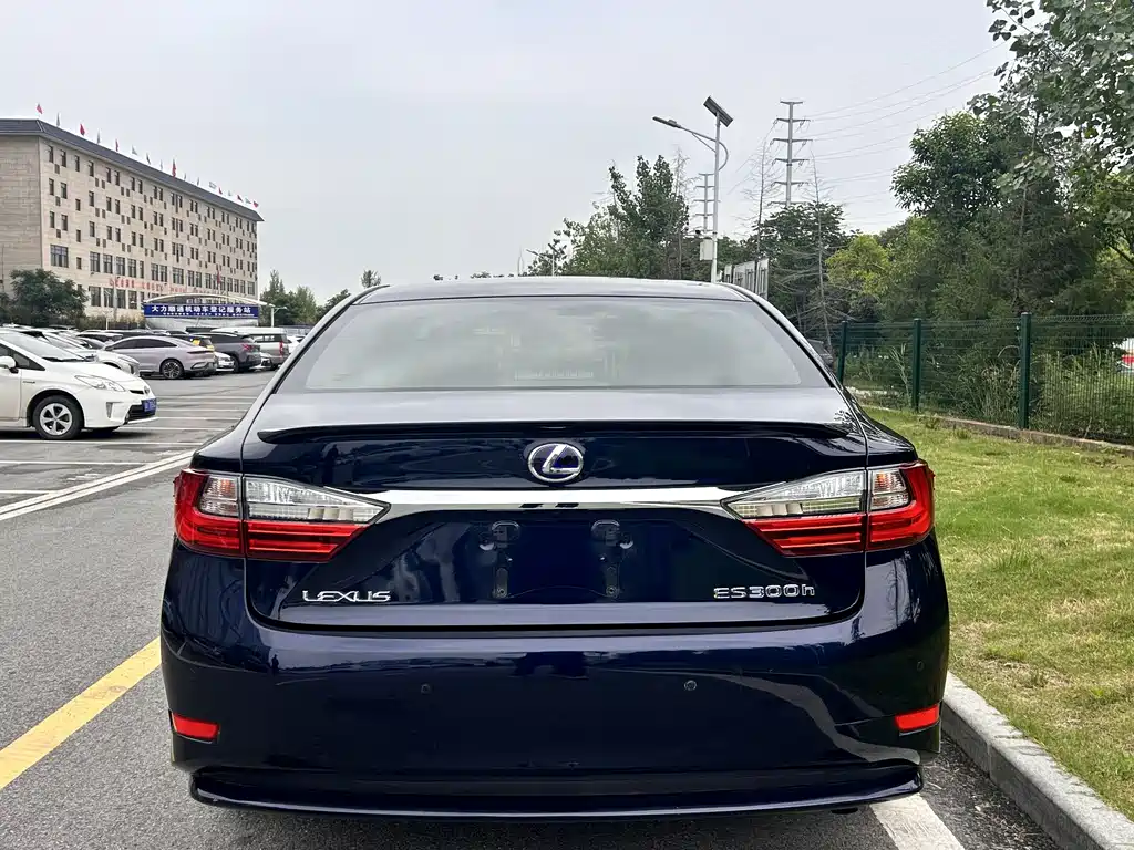 Lexus ES 2017 — фото 16