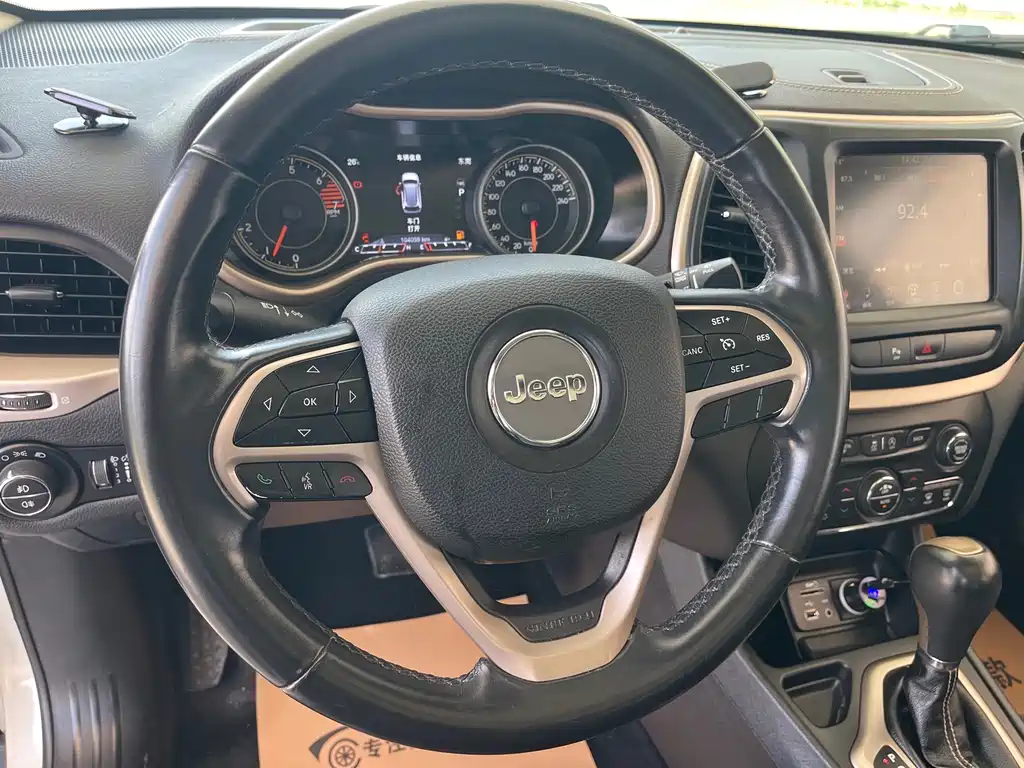 Jeep Cherokee 2018 — фото 10