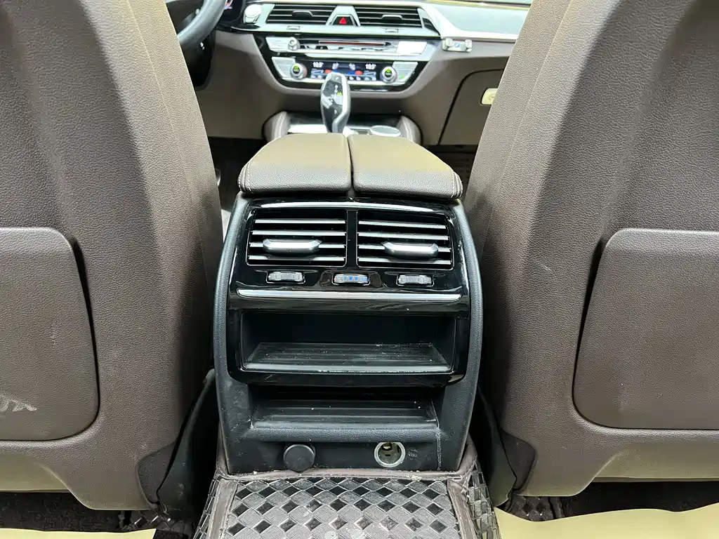 BMW 5 Series 2019 — фото 19