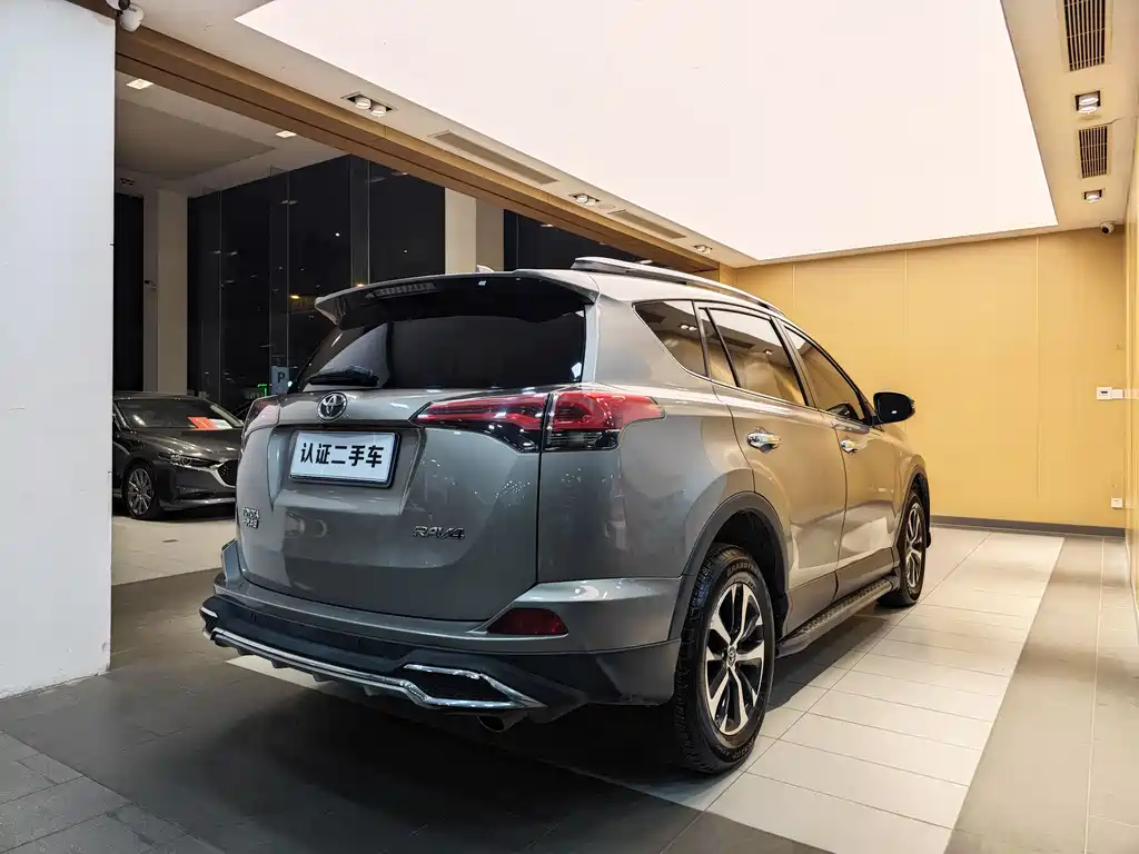 Toyota RAV4 2019 — фото 28