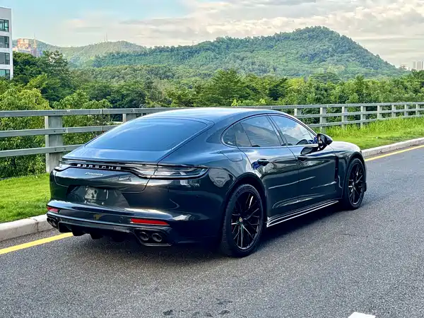 Porsche Panamera 2021