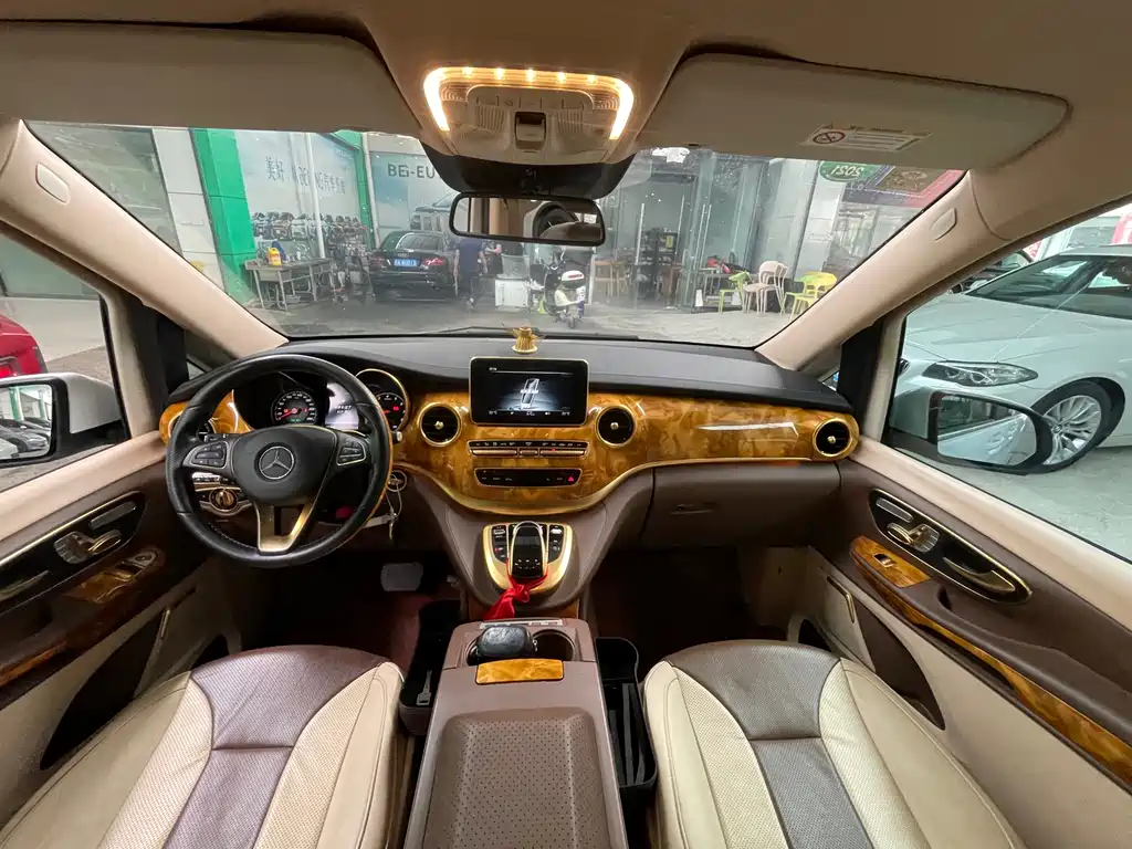 Mercedes-Benz V-Class 2017 — фото 13