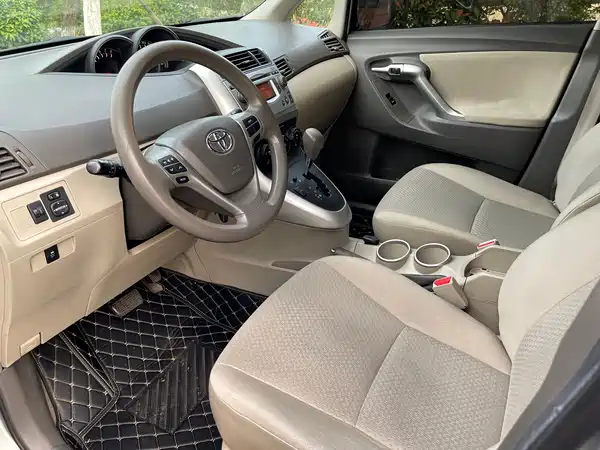 Toyota Yizhi 2012