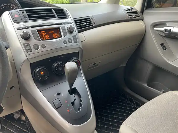 Toyota Yizhi 2012
