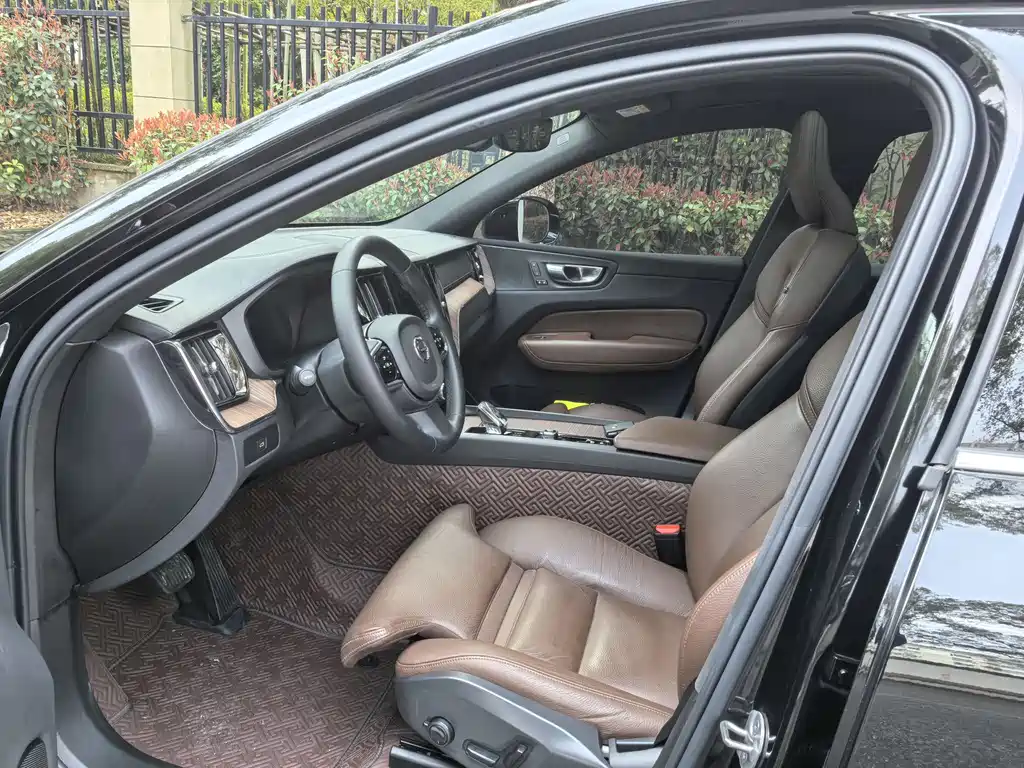 Volvo XC60 2023 — фото 4