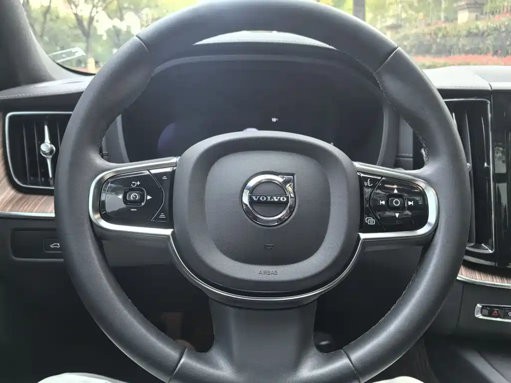 Volvo XC60 2023 — фото 9