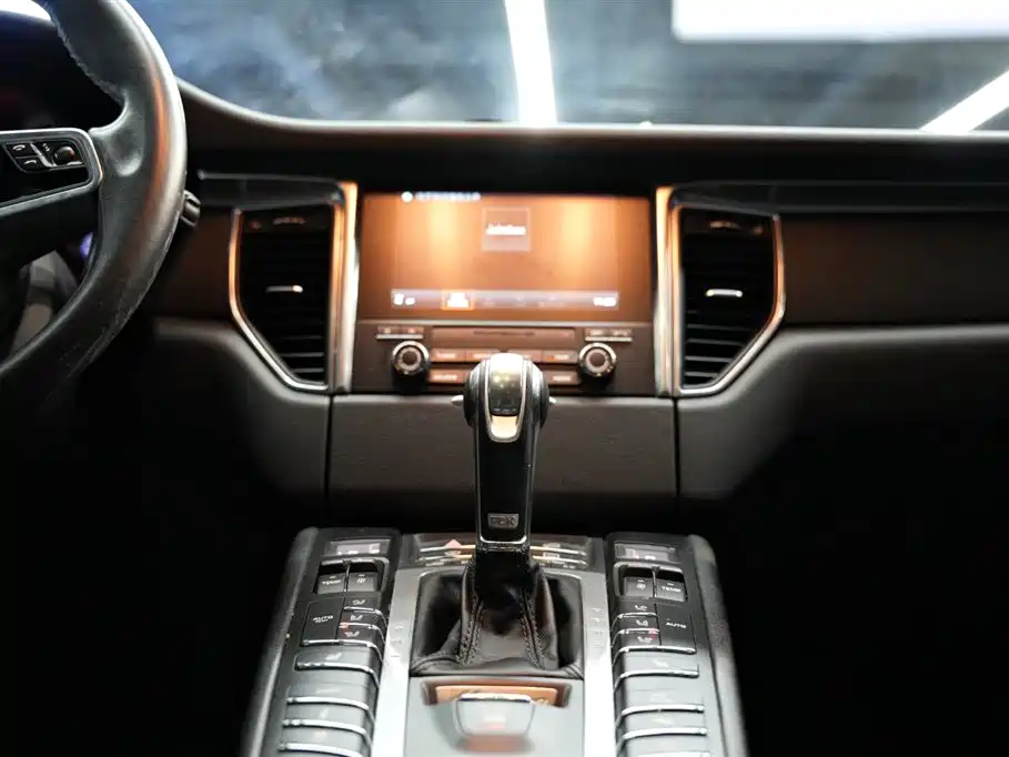 Porsche Macan 2017 — фото 16