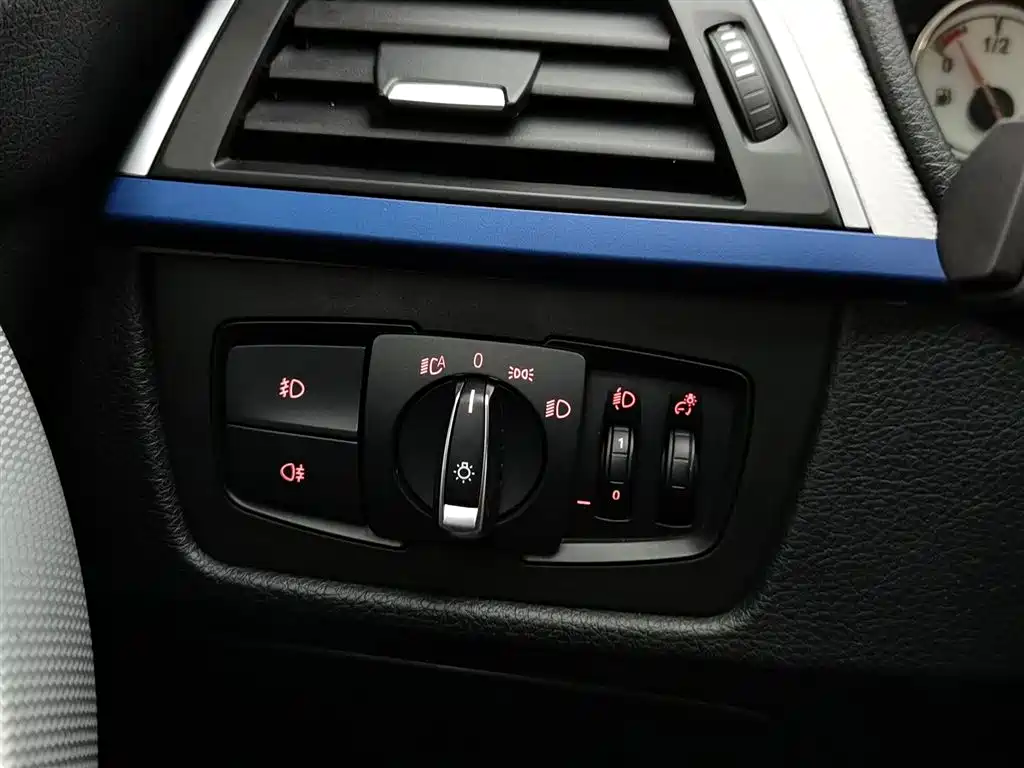BMW 3 Series 2018 — фото 21