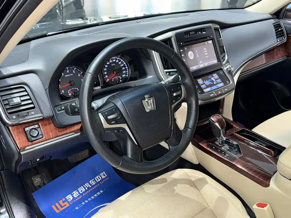 Toyota Crown 2016 — фото 12