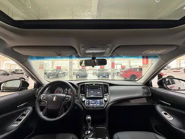 Toyota Crown 2015