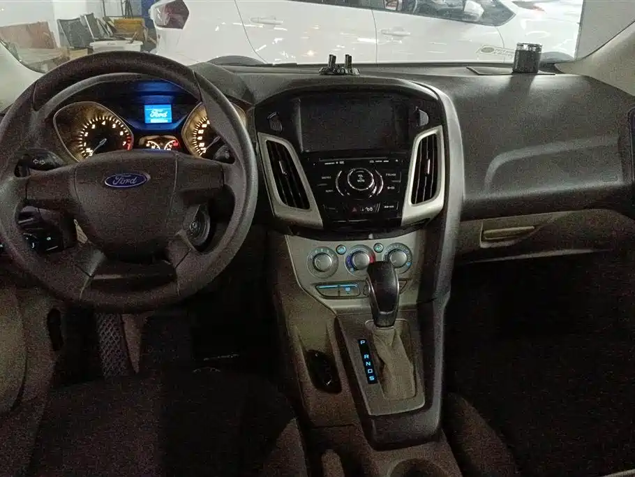 Ford Focus 2013 — фото 12
