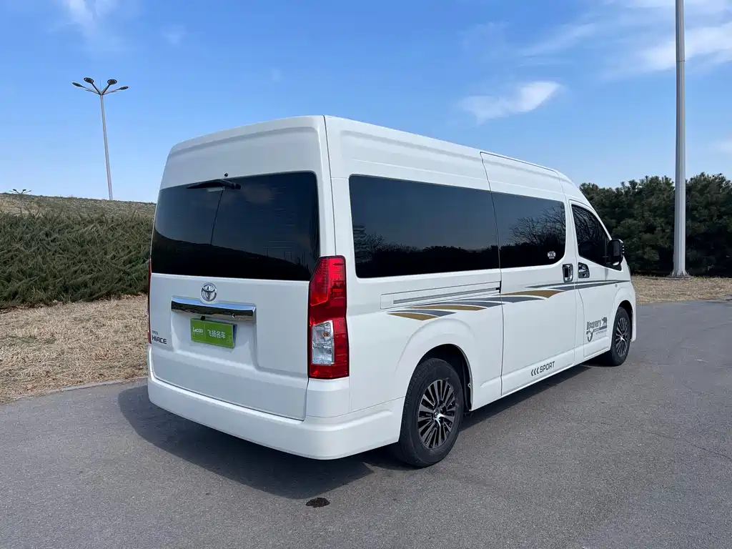 Toyota Hiace 2023 — фото 18