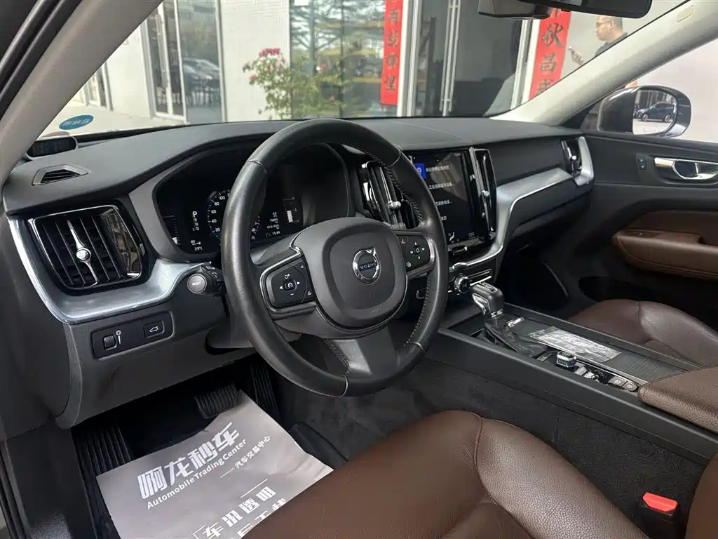 Volvo XC60 2020 — фото 10