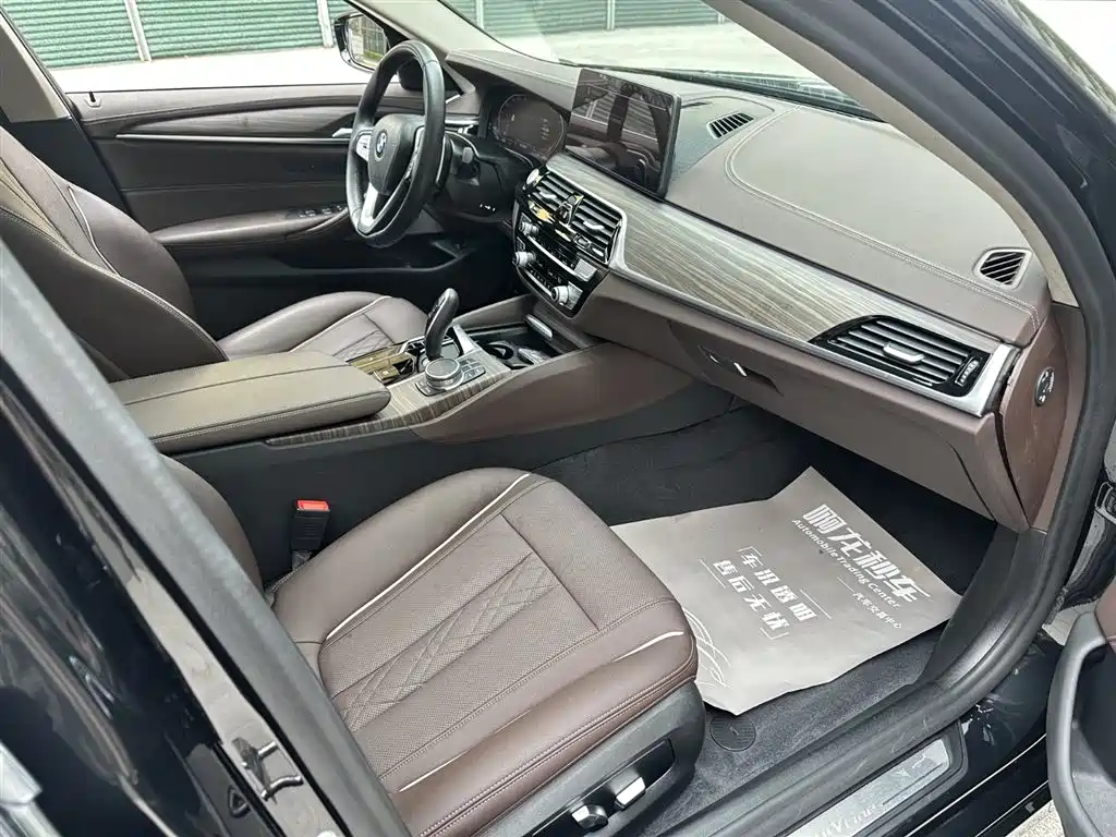 BMW 5 Series 2021 — фото 14