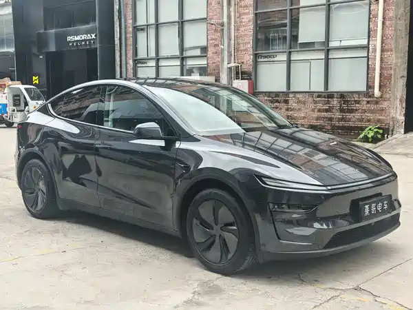Tesla Model Y 2025