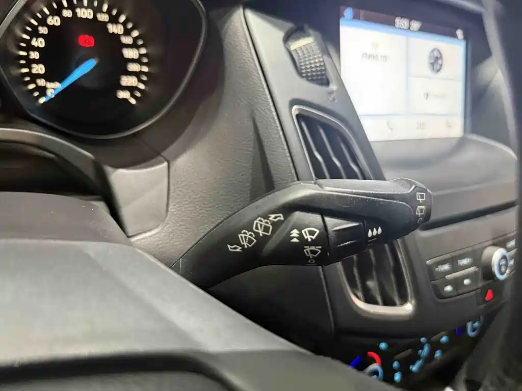 Ford Focus 2019 — фото 14