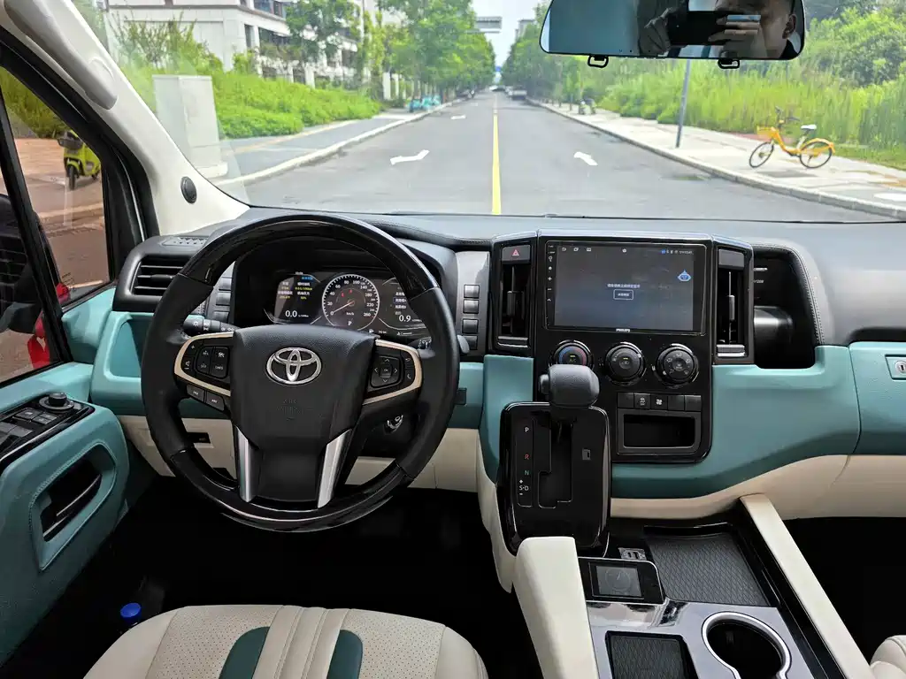 Toyota Hiace 2024 — фото 13