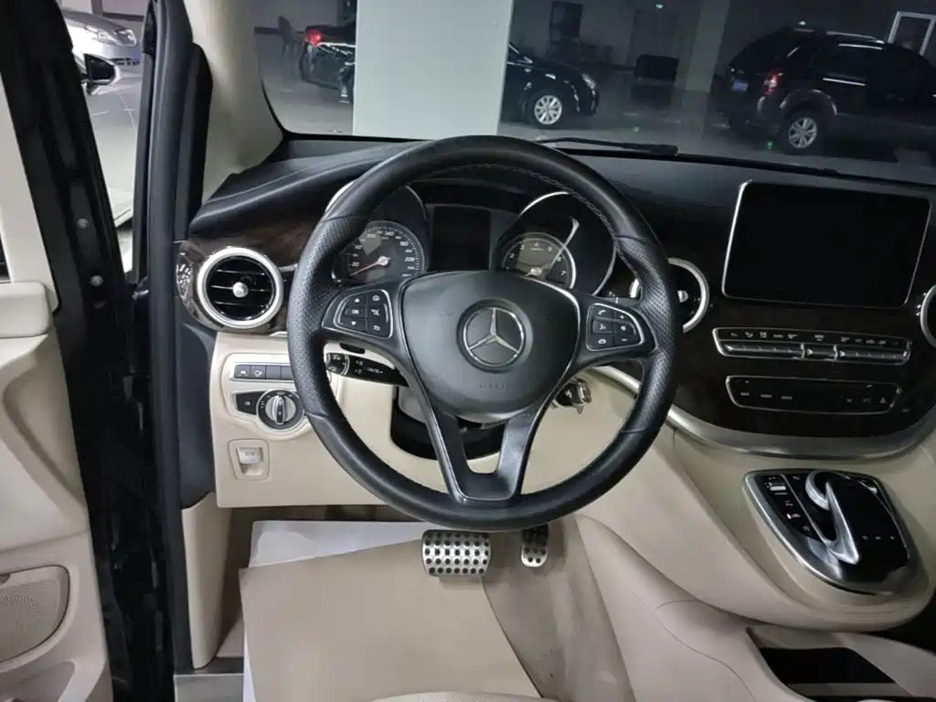 Mercedes-Benz V-Class 2020 — фото 11