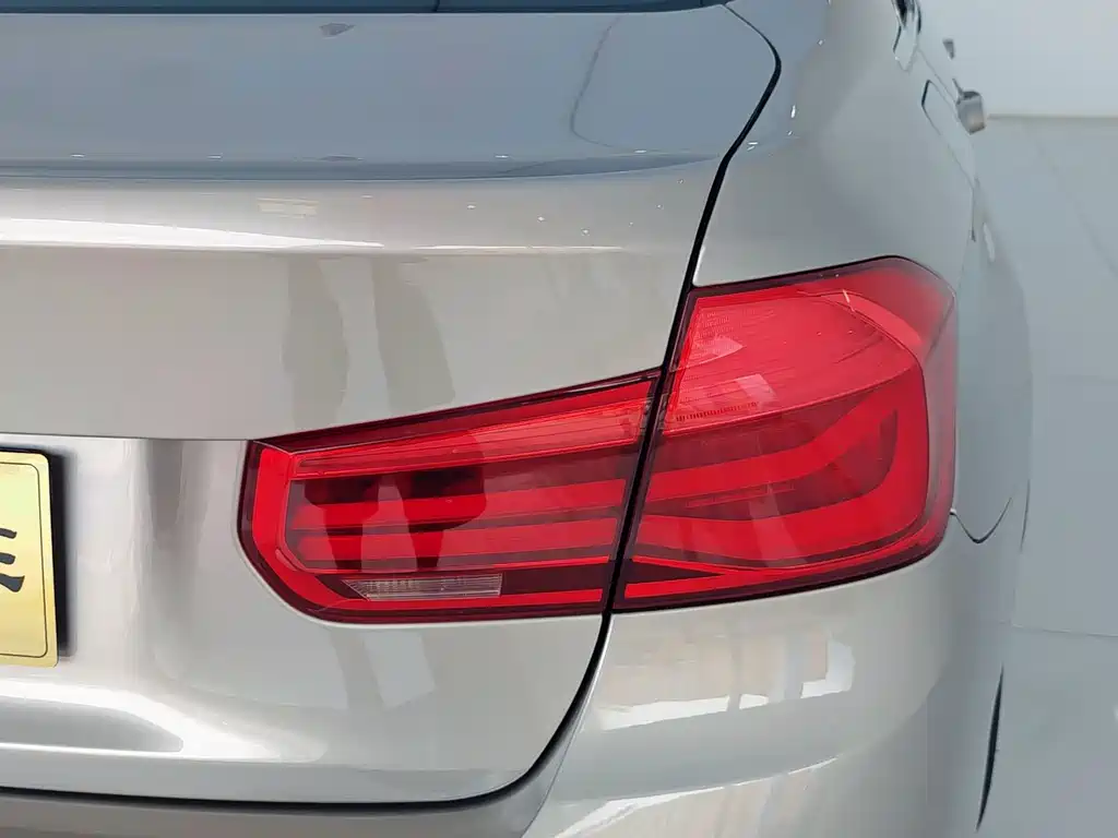 BMW 3 Series 2018 — фото 23