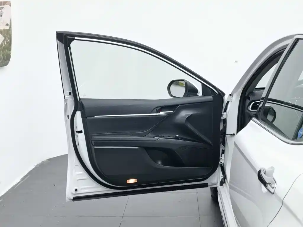 Toyota Camry 2023 — фото 8