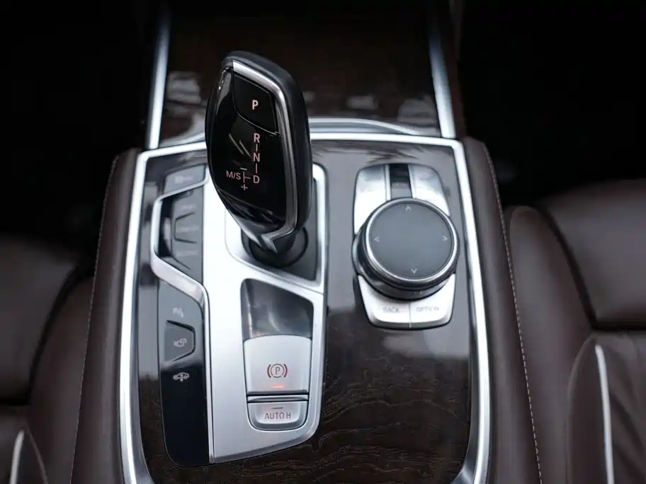 BMW 7 Series 2016 — фото 16