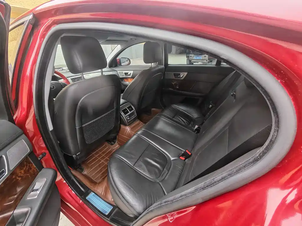 Jaguar XF 2015 — фото 10