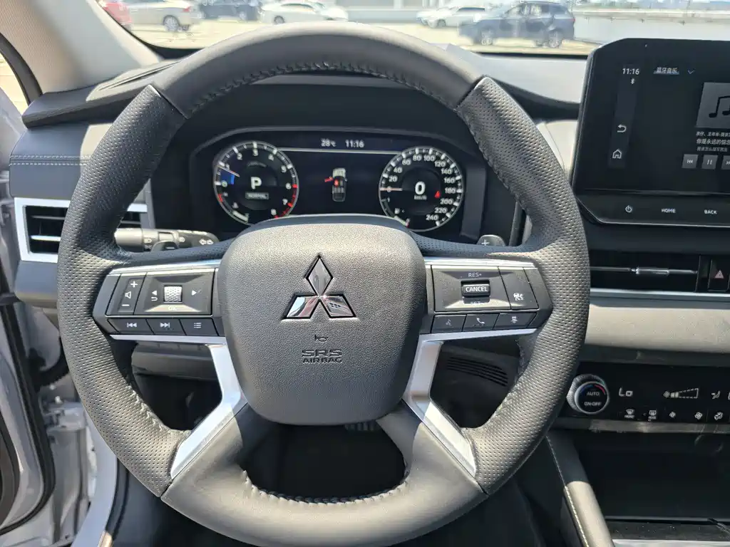 Mitsubishi Outlander 2023 — фото 10