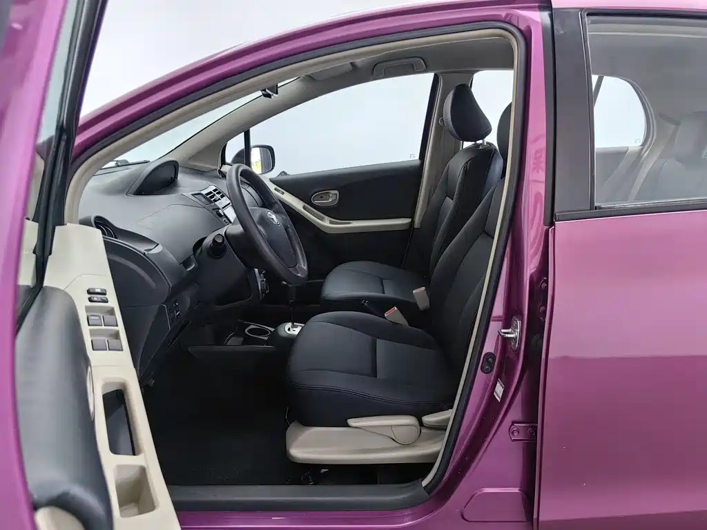 Toyota Yaris L 2010 — фото 10