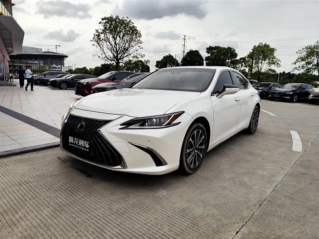 Lexus ES 2023 — фото 1