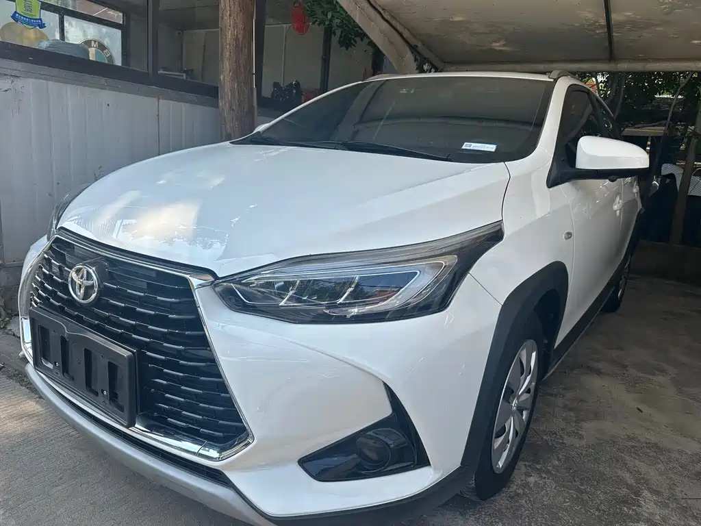 Toyota Yaris L 2022 — фото 1