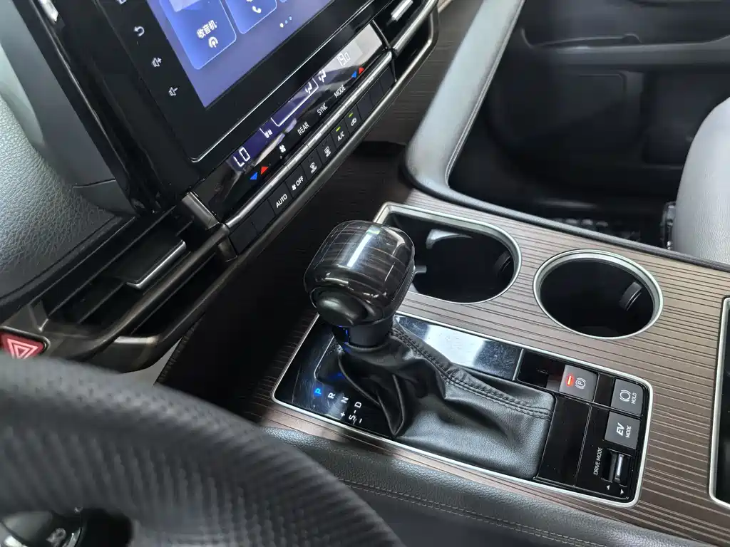 Toyota Granvia 2023 — фото 10